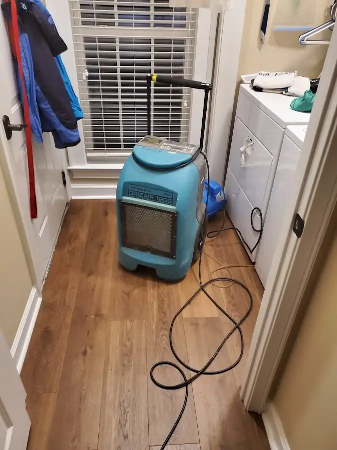 Commercial dehumidifier deployed for Flood Damage Cleanup in Excelsior Springs
